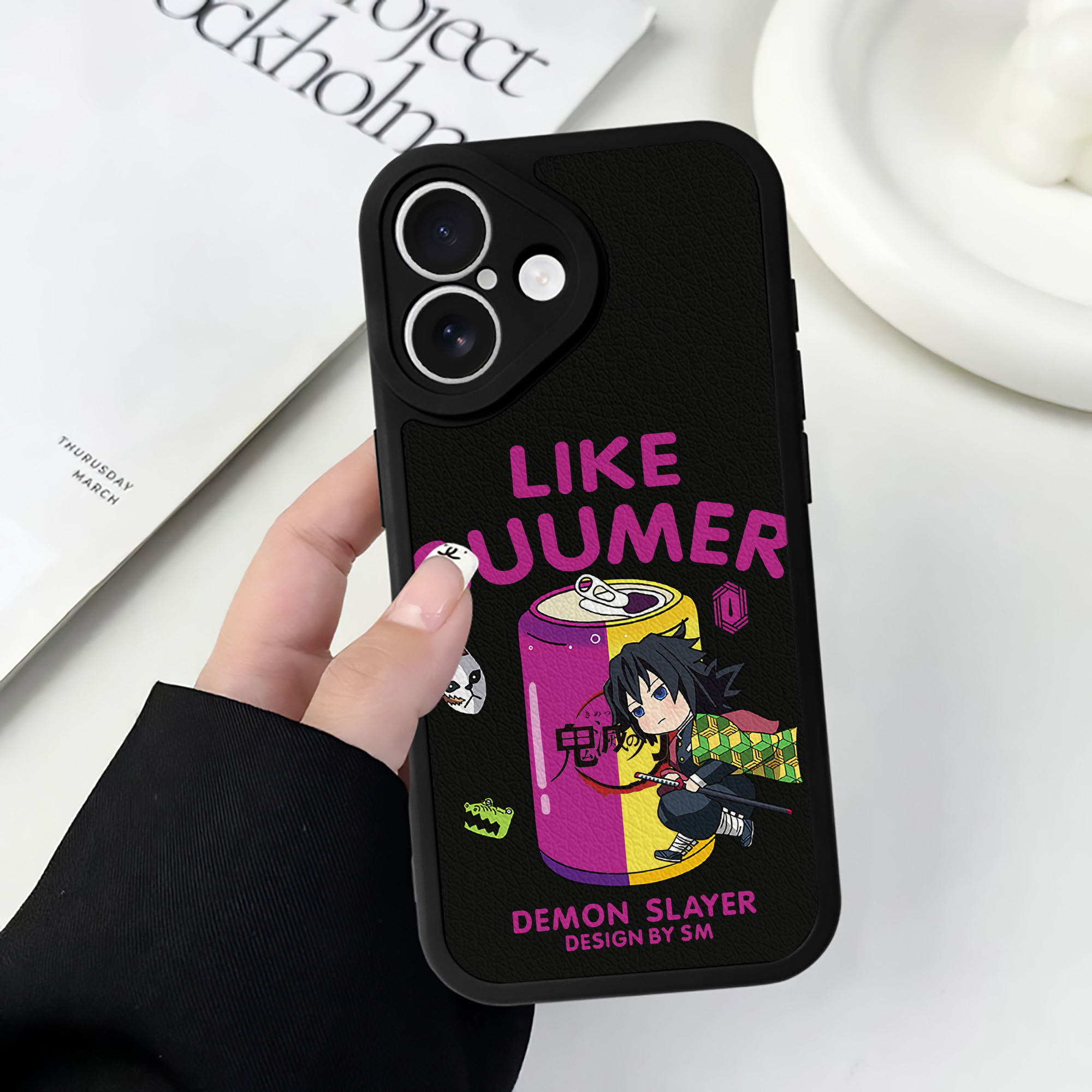 （画像用） 鬼滅の刃（きめつのやいば）水柱-冨岡 義勇／とみおか ぎゆう Tomioka Giyuu 【iPhone 16シリーズ対応】シリコンスマホケース（レザー調） 材質：シリコン